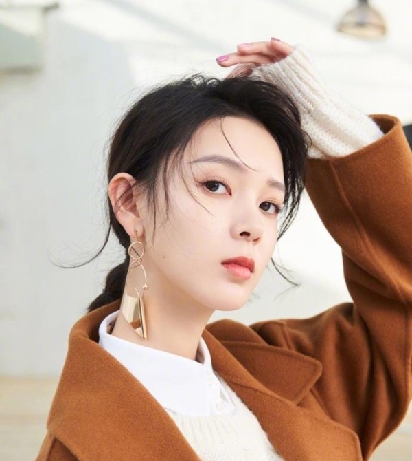她家境显赫，是韩东君的绯闻女友，美貌不输沈梦辰！