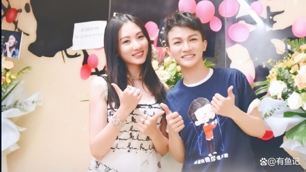 周深的成功离不开的一个人，绝对的伯乐：是扶着我长大的姐姐