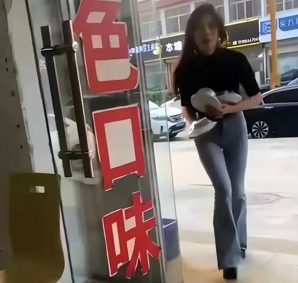 北上小强哥：“烧烤西施”流量滑铁卢：王木木事件照见直播江湖的冰与火

从“烟火西施”到全网群嘲，莱州老板娘王木木的走红剧本比烤肉还“焦”：为挽救惨淡生意，她架起手机直播，凭单亲妈妈人设圈粉，却因“榜一大哥”的80万打赏迷失方向，从黑丝热舞到私密视频泄露，一夜沦为“吃瓜顶流”。这场闹剧撕开直播行业三重疮疤：平台算法偏爱擦边内容催生畸形生态；观众“打赏即掌控”的窥私欲助长灰产；女性创业者被迫在“美貌变...