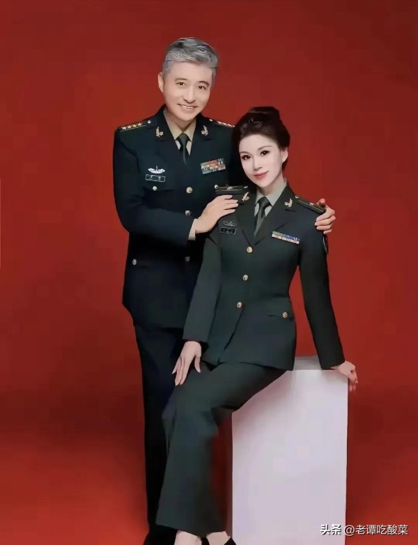 老谭吃酸菜：神圣的军装，迟早要被这帮子所谓的明星玩坏。拿着高额的工资，也不知道他们能为国家和人民做出多大的贡献，整天就知道作秀，博人眼球。

震惊！明星穿军装竟引发如此大的争议

1.军装的神圣与荣耀

作为一名退伍老兵，每当看到军装时，我内心都会涌起一股无法言喻的骄傲与敬意。那些曾经穿过军装的人，无一不是为国家和人民付出了汗水与生命的英雄。军装不仅仅是一件衣服，更是一种荣耀的象征。

军装的历史...