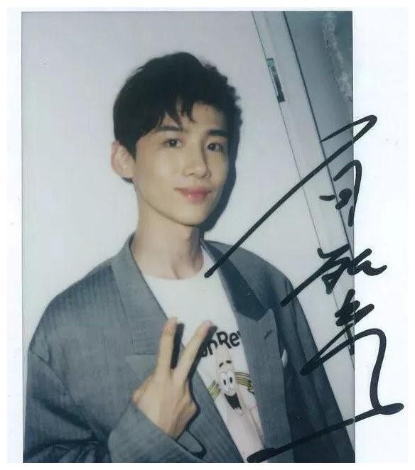 原来如此！明星们为什么都爱拍立得的照片？原因其实和粉丝有关