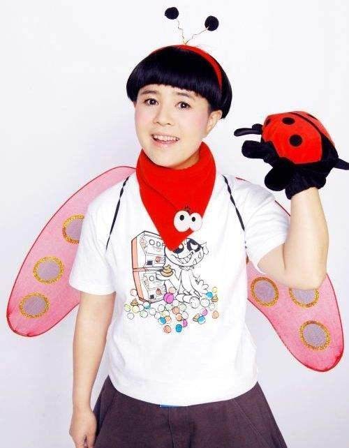 90后的回忆：金龟子和毛毛虫终于同框，满脸皱纹在灯光下都挡不住