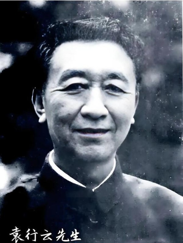 琼瑶的三舅袁行云，一张罕见的留影，他的妻子是金庸的堂姐查良敏