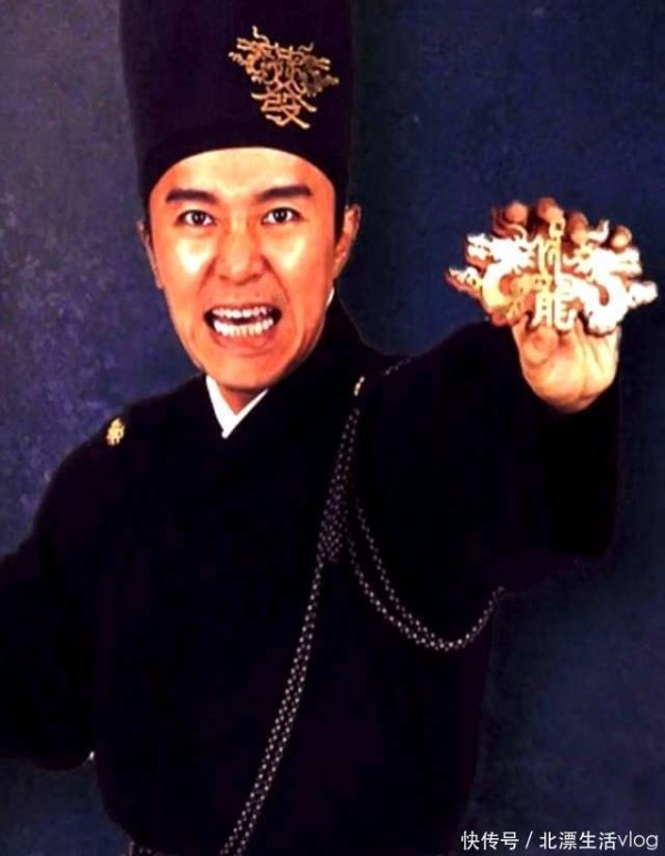 刘嘉玲周星驰罕见同框，亲密互动引猜测，两人关系成谜