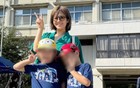 苍井空近日公开了带双胞胎儿子参加学园祭的照片，引发热议