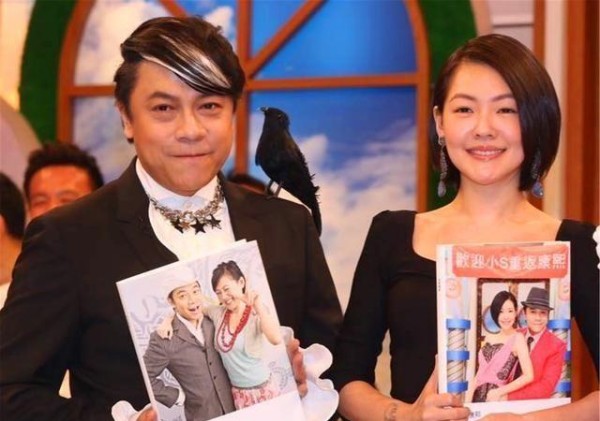 这些明星就算同处一室也没事，狗仔都懒得拍，最后一组亮了