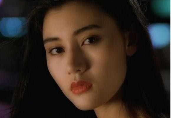 李嘉欣姐姐李嘉明近照，网友：这长相如何赶走原配嫁20亿富豪？