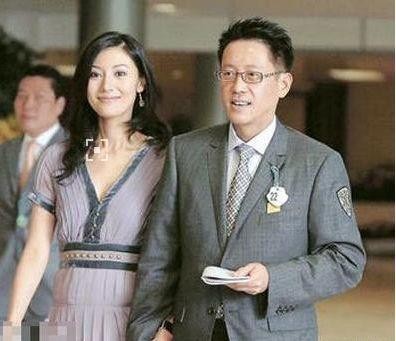李嘉欣姐姐李嘉明近照，网友：这长相如何赶走原配嫁20亿富豪？