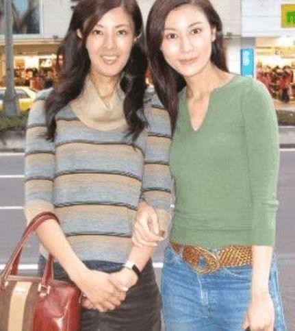 李嘉欣姐姐李嘉明近照，网友：这长相如何赶走原配嫁20亿富豪？