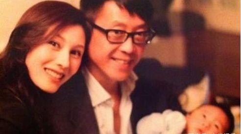 李嘉欣姐姐李嘉明近照，网友：这长相如何赶走原配嫁20亿富豪？