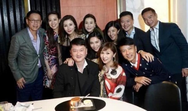 李嘉欣姐姐李嘉明近照，网友：这长相如何赶走原配嫁20亿富豪？
