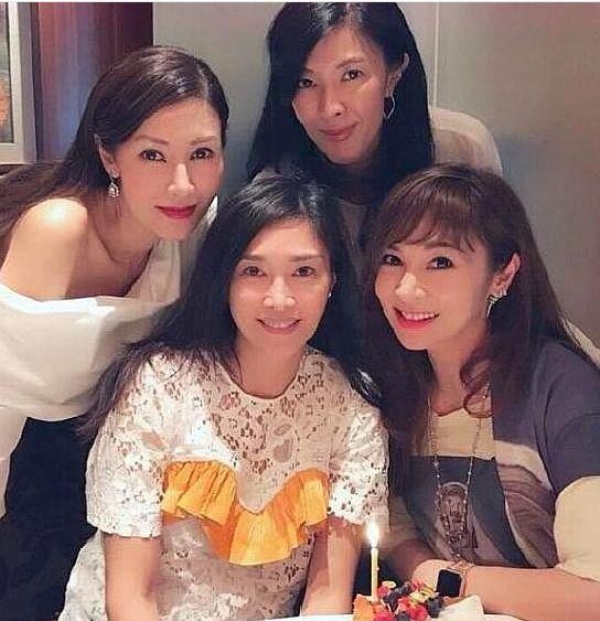 李嘉欣姐姐李嘉明近照，网友：这长相如何赶走原配嫁20亿富豪？