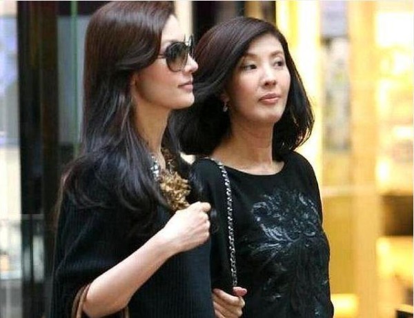 李嘉欣姐姐李嘉明近照，网友：这长相如何赶走原配嫁20亿富豪？