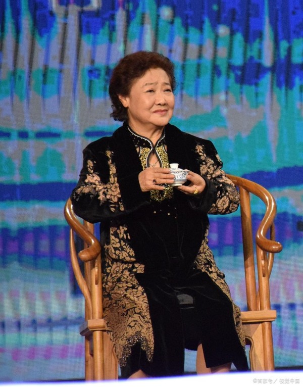 春晚一句台词识破潜伏间谍，去世23年的赵丽蓉，仍被官媒发文缅怀