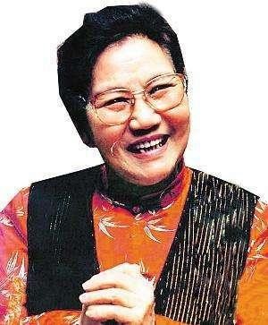 慷慨的女首富！好友赵丽蓉去世，陈丽华为悼念者挨个发红包