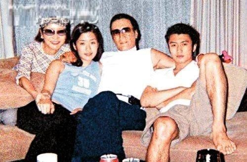 谢霆锋陈冠希小学同班，因张柏芝断交，他俩还同爱过另一位女星