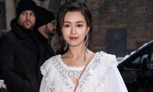 谢霆锋陈冠希小学同班，因张柏芝断交，他俩还同爱过另一位女星