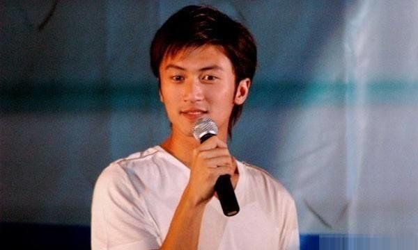 谢霆锋陈冠希小学同班，因张柏芝断交，他俩还同爱过另一位女星