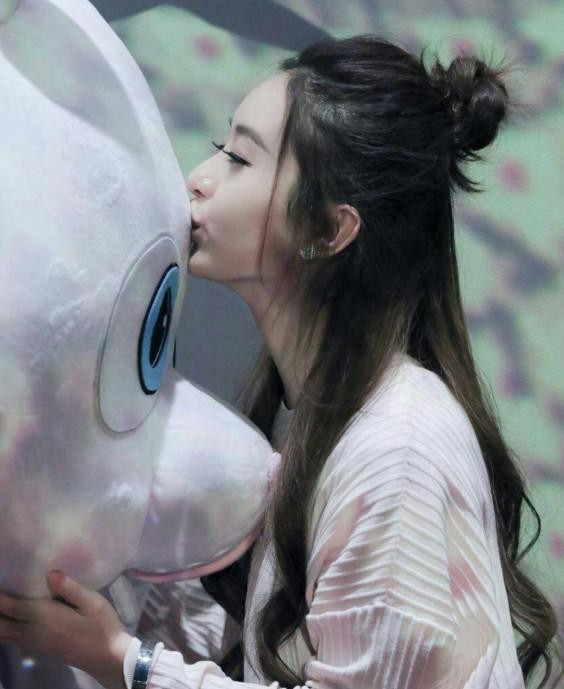 在绯闻男星当中，李易峰已澄清伟霆是朋友
