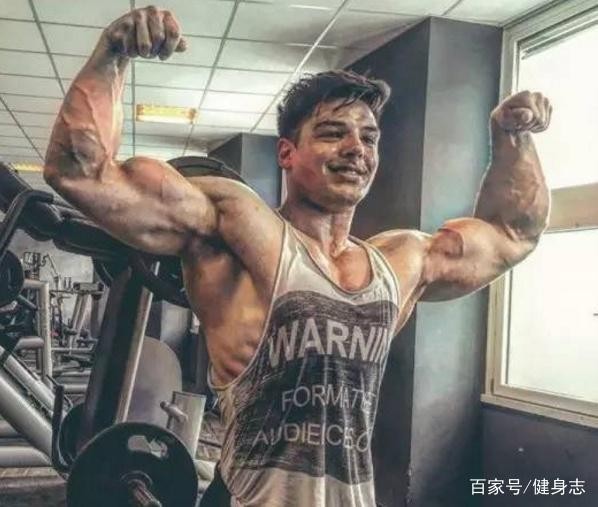 拳王邹市明与健身的肌肉壮汉 两者肌肉实力差距有多大？