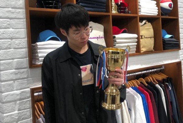 包子捧杯要哭泣