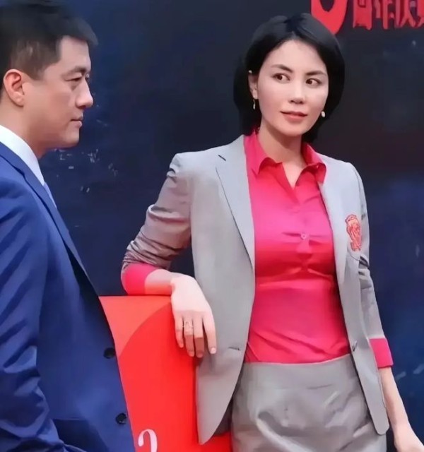 王菲当年眼神里的深情：她与李亚鹏的那些年，是真爱还是过客？