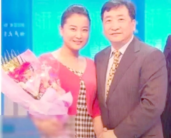 贾玲与姜昆：携手喜剧舞台的温情故事