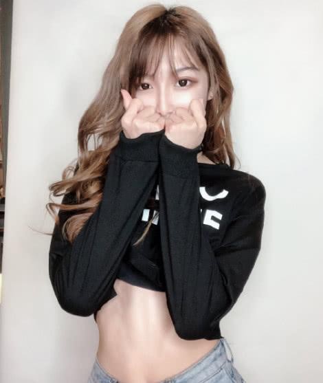 艾比秀出“水蛇腰”，与美女同框引争议，网友：比女人还有魅力！