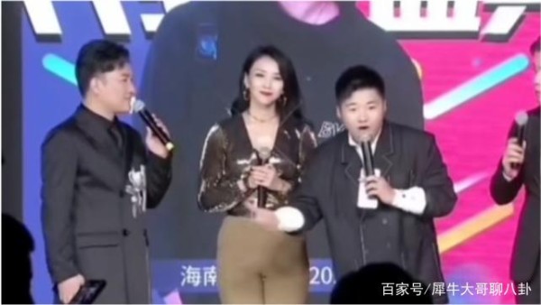 劲爆消息！家喻户晓的知名歌手被网红歌手白小白签约，引网友热议