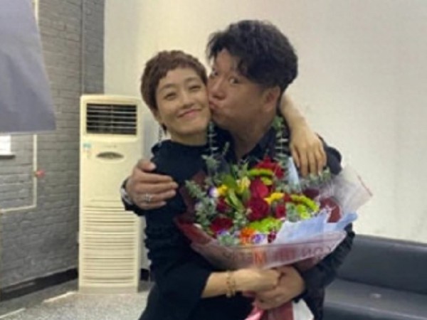 马伊琍与已婚男星贴脸亲吻，据说曾是文章好友，网友：贵圈真乱