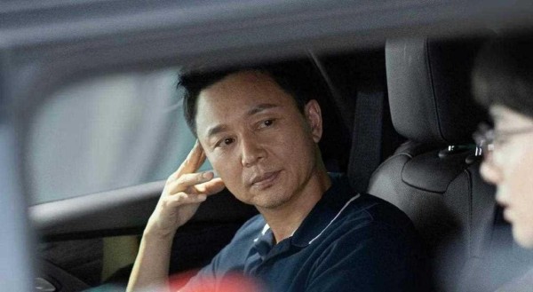 《淬火》父子进组零互动？摸手门后父子首同框，真假儿子引刷屏