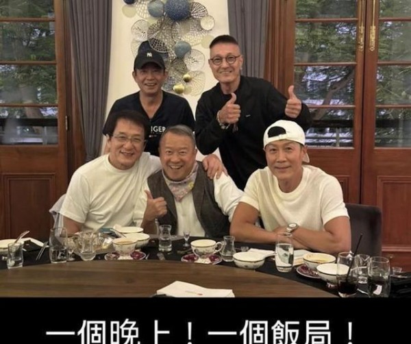 老友聚会温馨感人，成龙卢惠光情谊深厚，令人羡慕