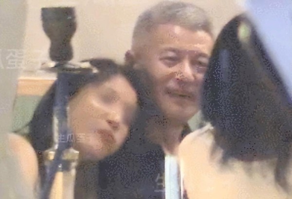孟桐彻底不装了！与漂亮女子酒吧亲昵互动，没给那英留一丝体面