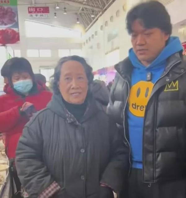 “小雨”长成了暴雨，转行当美食博主，跟夏雪刘星的差距太大了