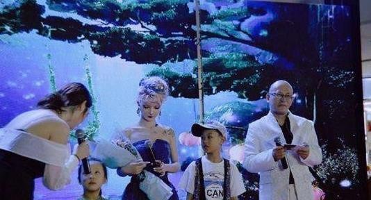 “中国芭比”走红网络，辟谣整容直播卸妆，网友：对不起，打扰了