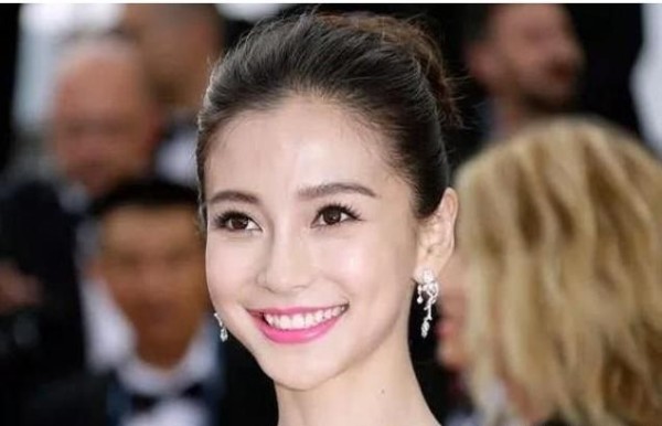 女星上《快乐大本营》来大姨妈弄脏白裙，何老师一个举动太暖心