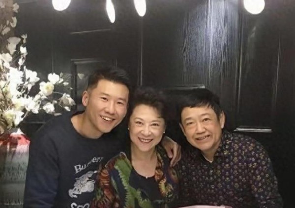 导演王群因心血管疾病去世，儿子王骁公开死因，妻女相貌首曝光