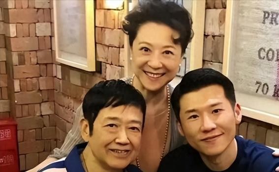突发！“星二代”演员王骁父亲去世，年仅79岁，王馥荔痛苦万分