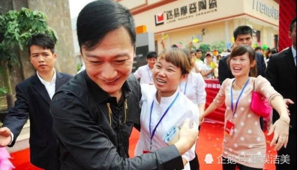 曾比欧阳震华还红，却因品行不正遭观众唾弃，如今靠夜场走秀糊口