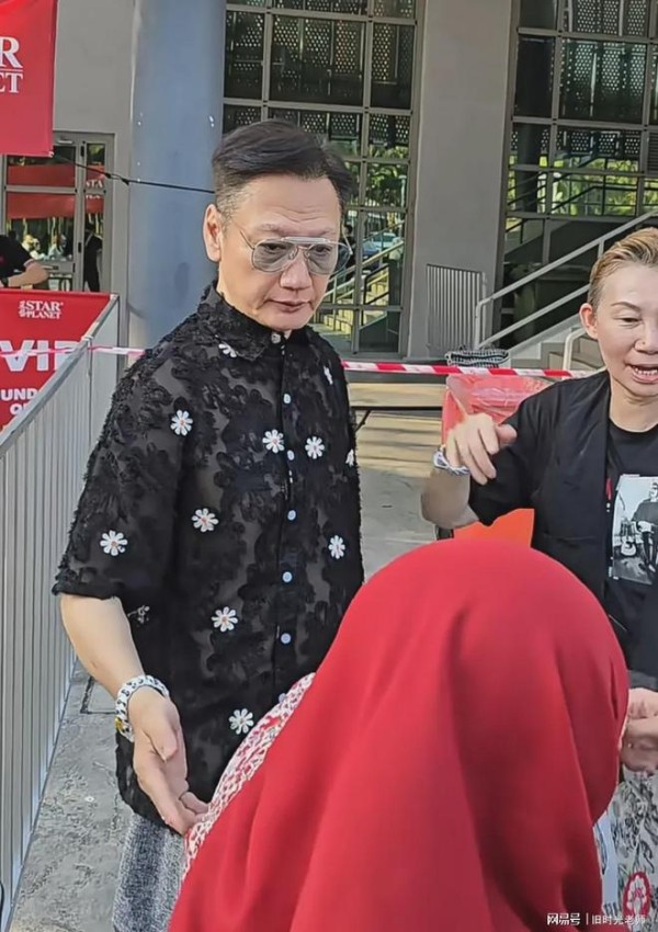 天啊！街头偶遇童年男神了，怎么老成这样，差点认不出来