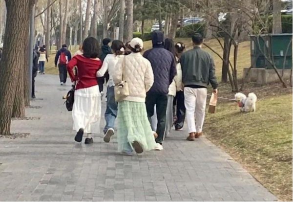 37岁马龙一家四口被偶遇，夏露穿搭时尚漂亮的没话说，气质出众不输女明星