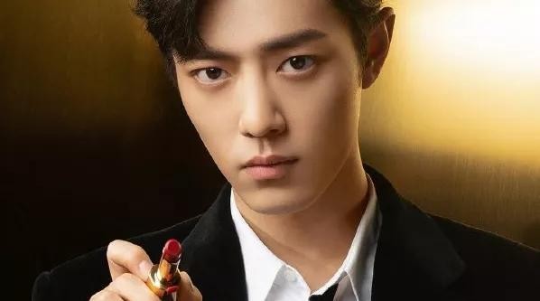 男星如何代言口红？李现像闻味肖战像拿笔，而王一博当成眼影
