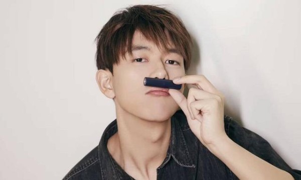 男星如何代言口红？李现像闻味肖战像拿笔，而王一博当成眼影