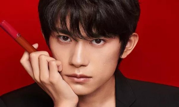 男星如何代言口红？李现像闻味肖战像拿笔，而王一博当成眼影