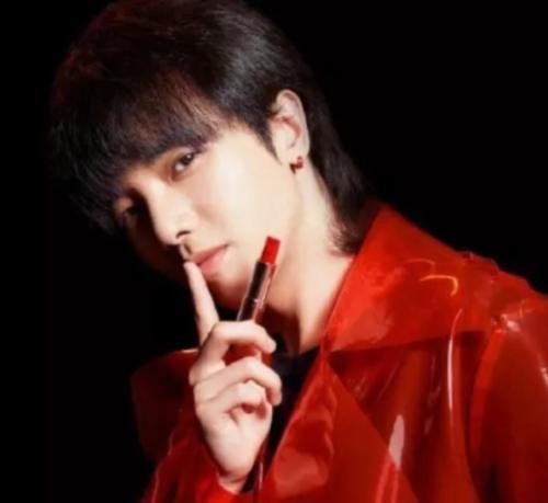 男星如何代言口红？蔡徐坤涂手上，华晨宇放嘴边，看到任嘉伦爱了
