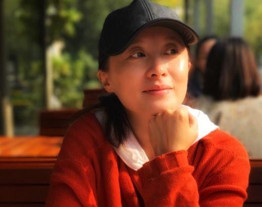 她本身是前途无限演员，与丈夫6天闪婚，为爱退圈再次复出仍美丽