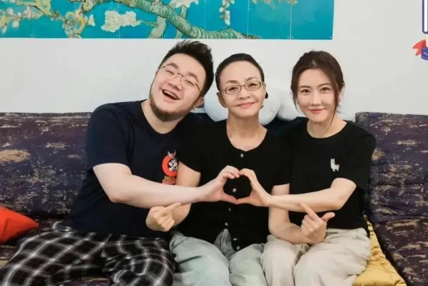 英达内心悔意几何？孙子酷似他却不随姓，宋丹丹尽享天伦