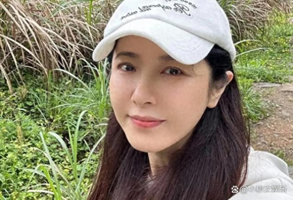 曾黎西安街头大不同，接地气举动获赞无数，背后故事让人感动！