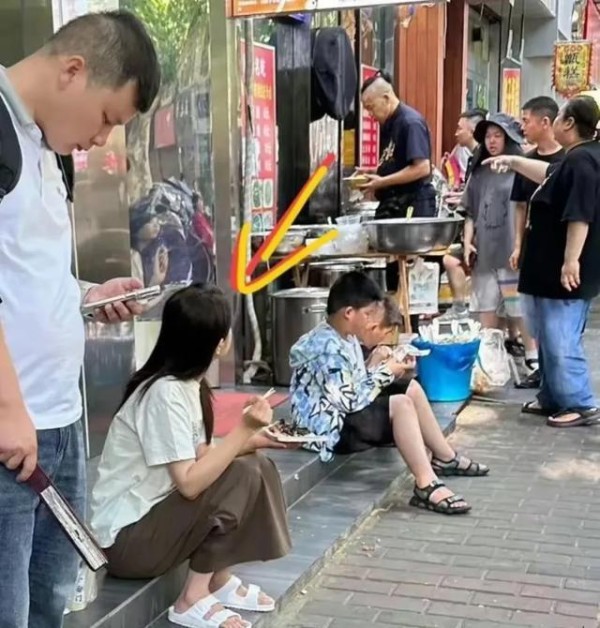 曾黎西安街头亲民形象：拖鞋买小吃，地摊用餐引人注目