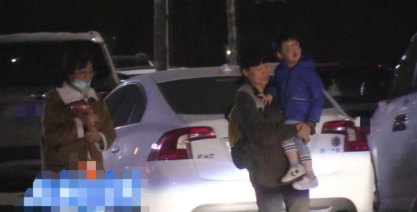 葛优老婆贺聪罕见现身，素颜打扮十分低调，拿大玩具逗小男孩